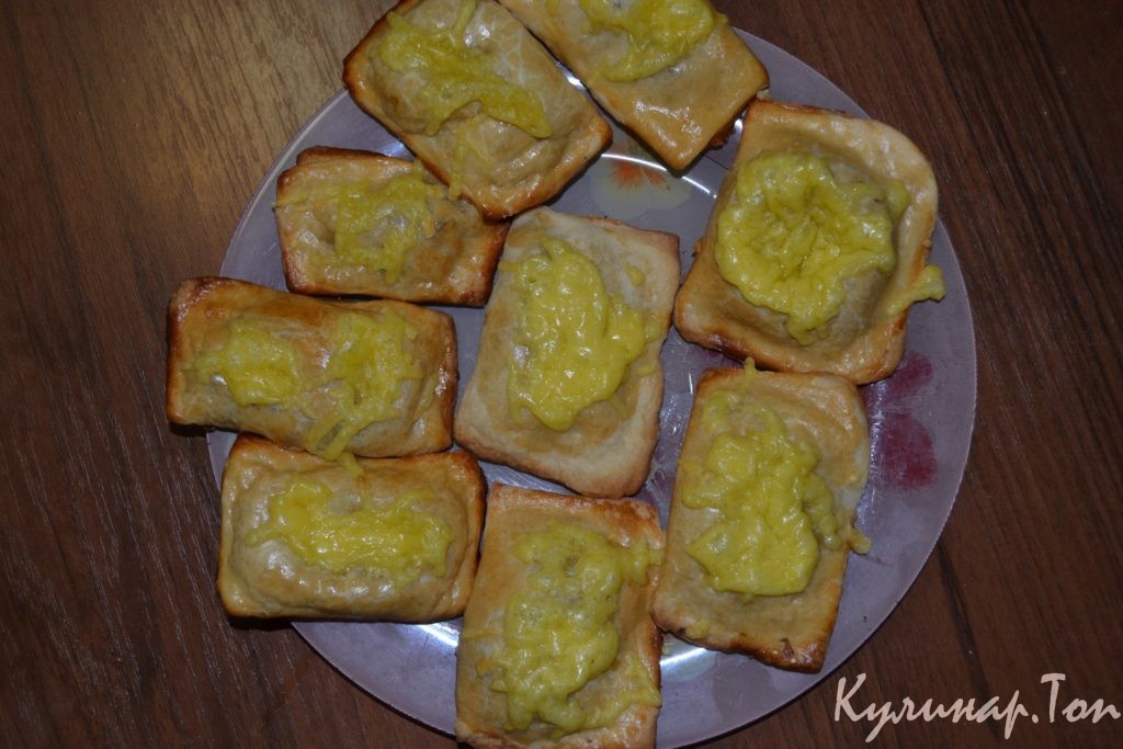 Слоеные пирожки с грибами и сыром