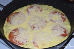 Деревенский омлет с сыром и кабачком