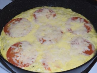 Деревенский омлет с сыром и кабачком
