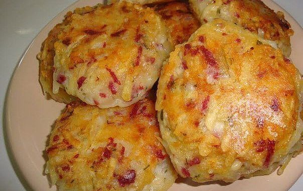 Драники с ветчиной, сыром и зеленью
