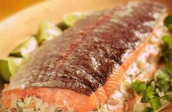 Фаршированный лосось креветками и сыром