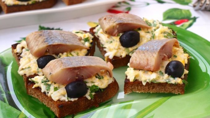 Гренки с яйцом и селёдочкой