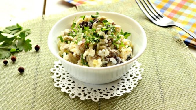 Грибной салат с курицей и рисом