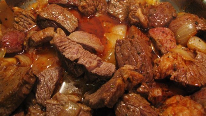 Гуляш из трех видов мяса