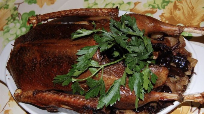 Гусь с черносливом и яблоками