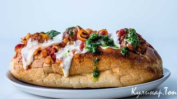 Хлеб, фаршированный моцареллой и сосисками