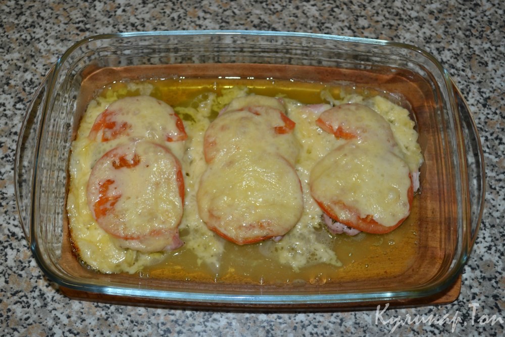 Индейка, запеченная под сыром с помидорами