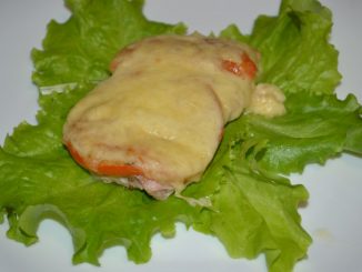 Индейка, запеченная под сыром с помидорами