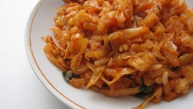 Капуста, тушенная с рисом