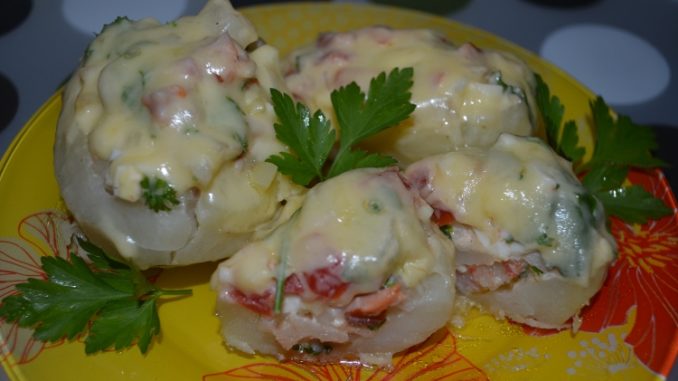 Картофель, фаршированный копченой курицей и овощами под сыром