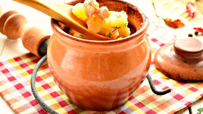 Картофель с куриной грудкой в горшочках