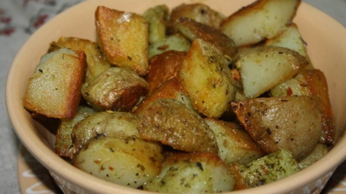 Картошка, запеченная в чесночном масле