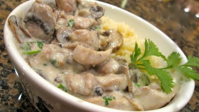 Куриное филе с грибами и сливками