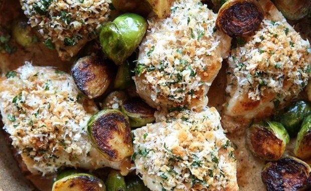 Курица с чесноком, сыром и брюссельской капустой