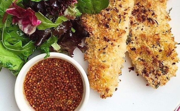 Курица в панировке с медово-горчичным соусом