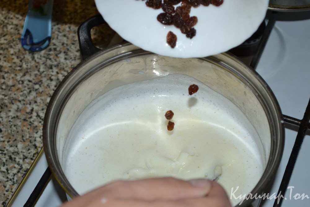 Манная каша с изюмом
