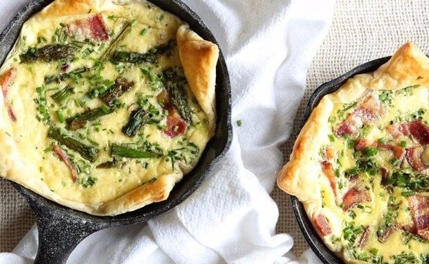 Мини-киш с беконом и спаржей