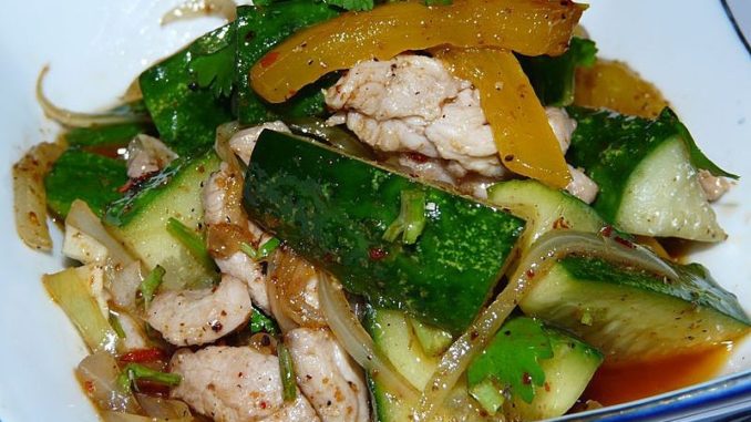 Острый салат из огурцов с курицей