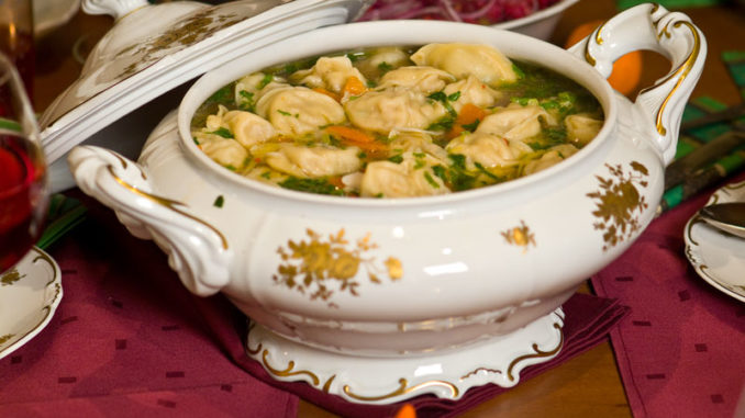 Пельмени с мясом, грибами и креветками в бульоне