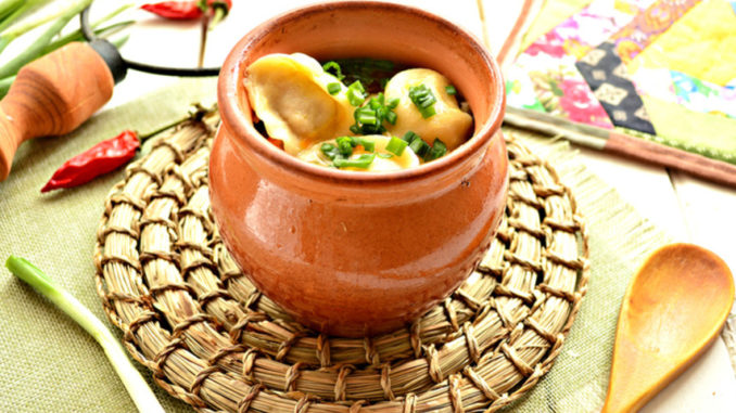 Пельмени в горшочках с овощами