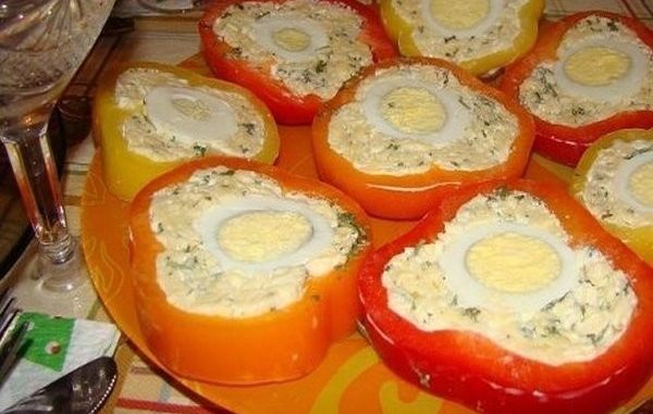 perets-s-syrnoj-nachinkoj-i-yajtsom