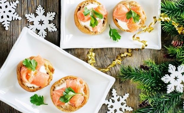 Профитроли с форелью и сливочным сыром