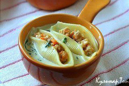 Ракушки фаршированные курицей в сырно-шпинатном соусе