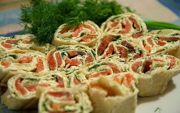 Рулеты из лосося запеченные в лаваше