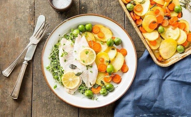 Рыба, запеченная с картофелем и морковью