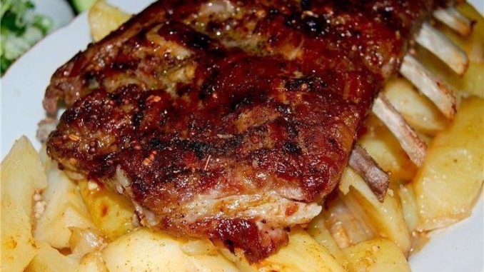 Рёбра свиные с картофелем в рукаве