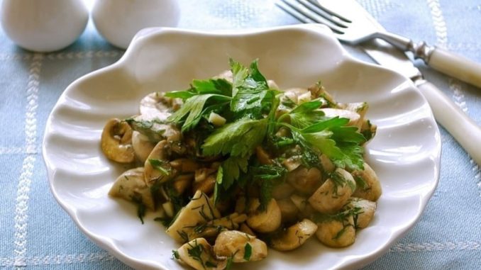Шампиньоны с чесноком и зеленью