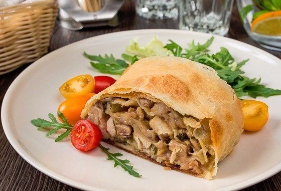 Штрудель с курицей и грибами