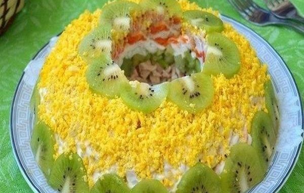 salat-malahitovyj-braslet-s-kivi