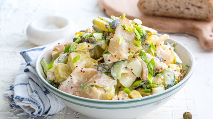 Салат из картофеля с масляной рыбой