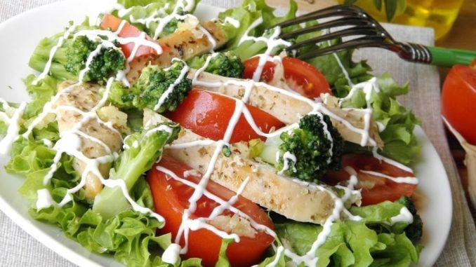 Салат с брокколи и курицей