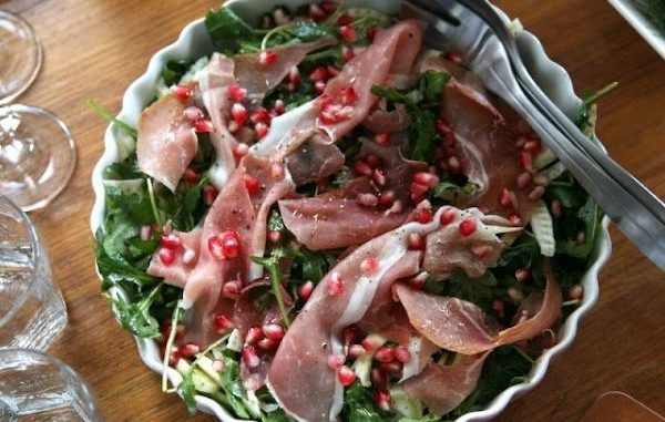 Салат с гранатом, прошуттой и фенхелем