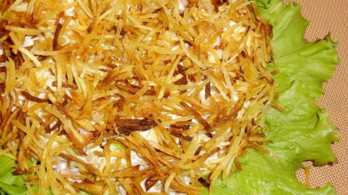 Салат с картофелем фри