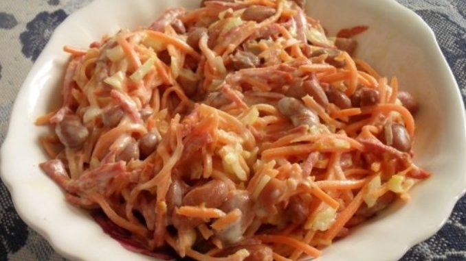 Салат с копченой колбасой и морковью