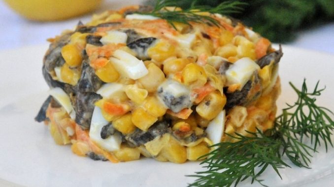 Салат с кукурузой и грибами