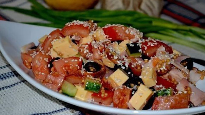 Салат с курицей, овощами и кунжутом