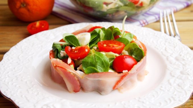 Салат с перепелиными яйцами и беконом