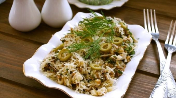 Салат с сайрой и сыром