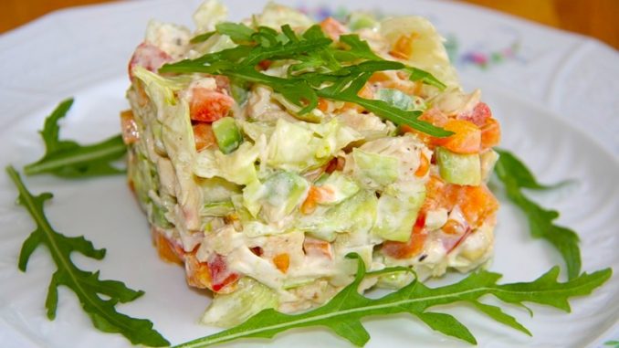 Салатик с курицей, авокадо, помидорами и перцем