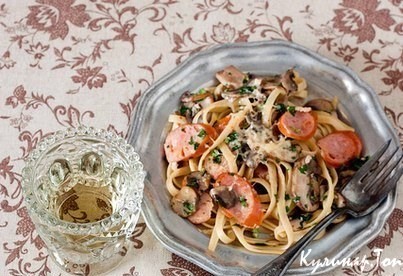 Сливочная паста с грибами и охотничьими колбасками