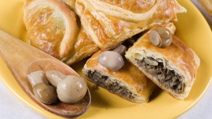 Слоеные пирожки с грибами
