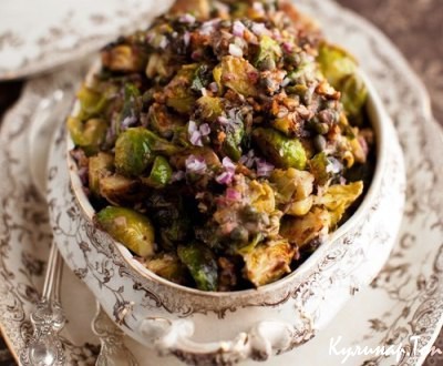 Тушенная брюссельская капуста с каперсами, грецкими орехами и анчоусами