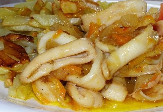 Вареные кальмары с картофелем