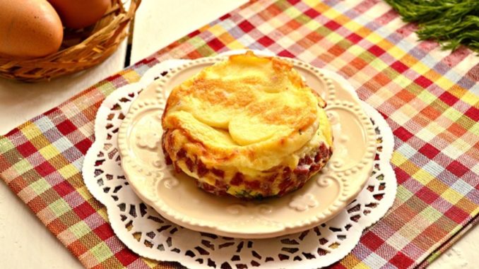 Яичная запеканка с колбасой и зеленью