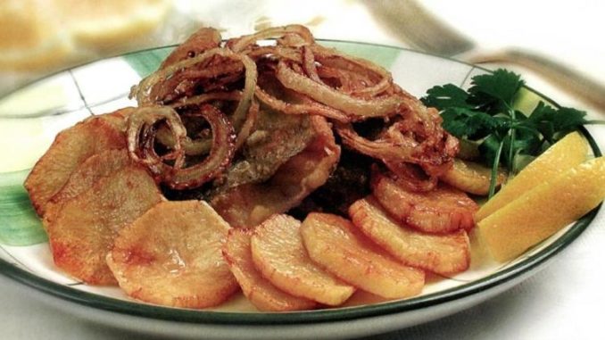 Жареная рыба с луком фри