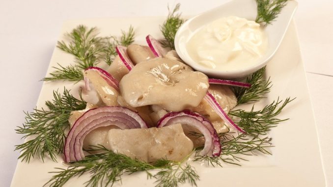 Закуска из соленых груздей